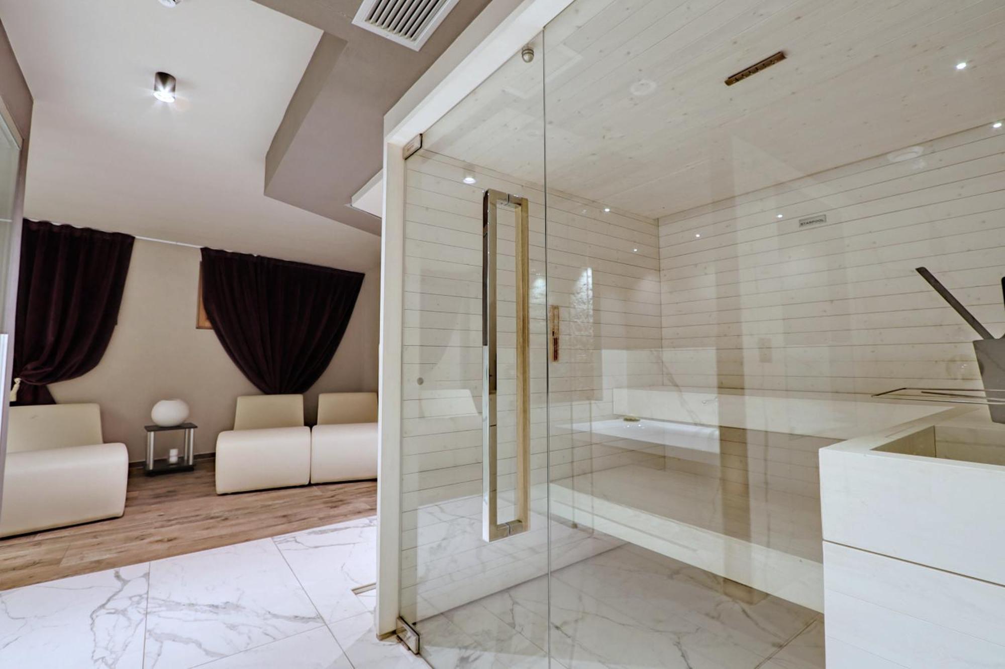 Central Hotel 4*